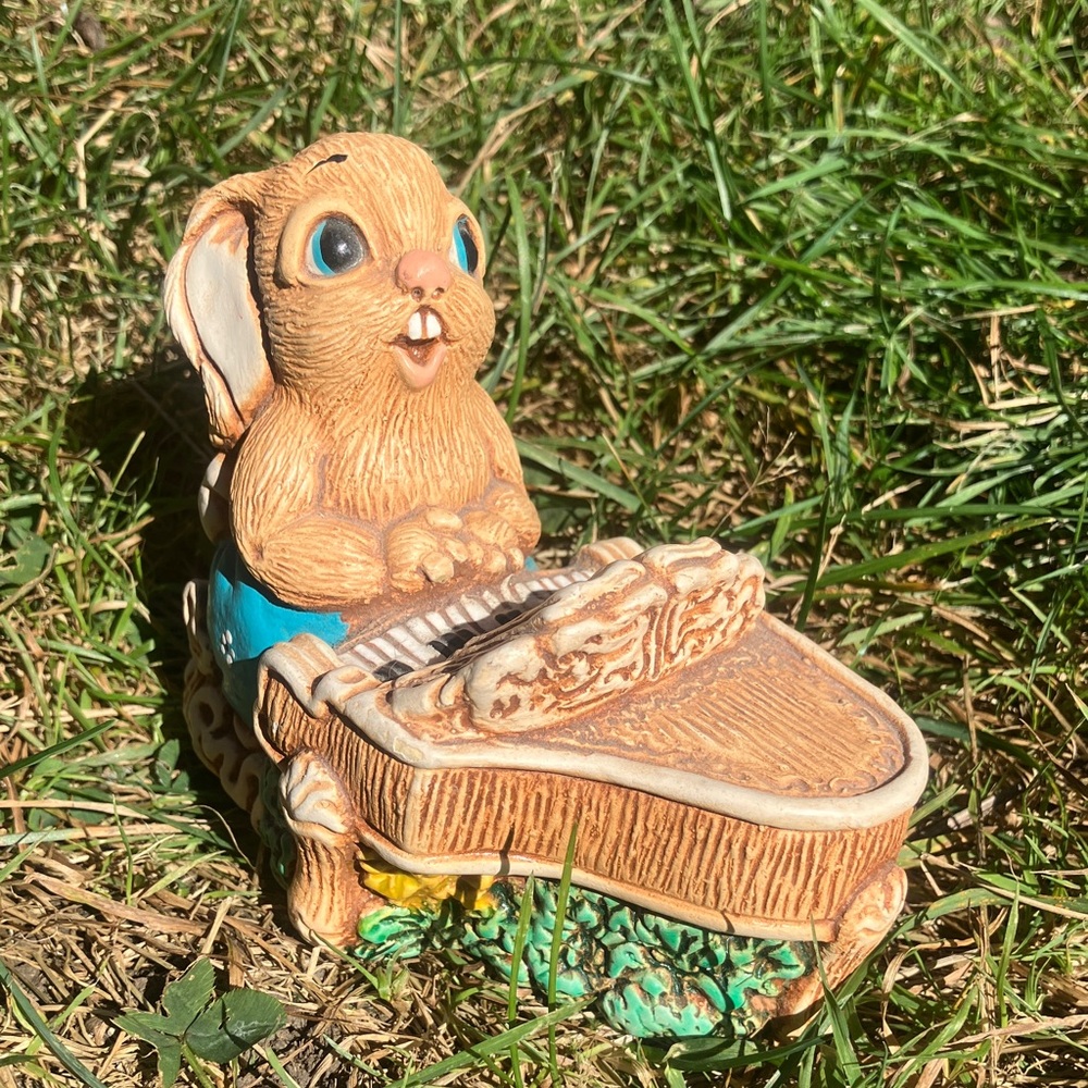 Pendelfin Bunnies Clara with grand piano
